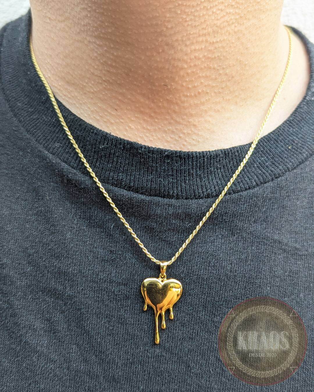 Colgante corazón goteando acabado en oro 18 k