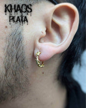 Cargar imagen en el visor de la galería, Aros argolla de púas acabada en oro 18k par
