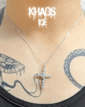 Cargar imagen en el visor de la galería, Collar cruz con corona zirconia cubica
