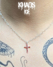 Cargar imagen en el visor de la galería, Colgante cruz zirconia cubica roja
