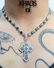 Cargar imagen en el visor de la galería, Colgante cruz moissanita negra
