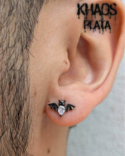 Cargar imagen en el visor de la galería, Aros murciélago zirconia cubica par
