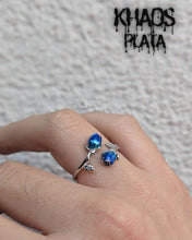 Cargar imagen en el visor de la galería, Anillo rosas azules ajustable
