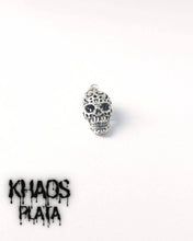 Cargar imagen en el visor de la galería, Colgante calavera 4

