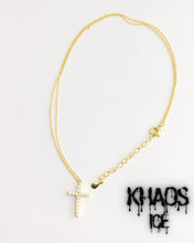 Cargar imagen en el visor de la galería, Collar cruz zirconia cubica con cadena acabado en oro 18K
