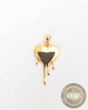 Cargar imagen en el visor de la galería, Colgante corazón goteando acabado en oro 18 k
