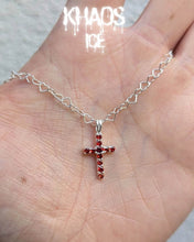Cargar imagen en el visor de la galería, Colgante cruz zirconia cubica roja
