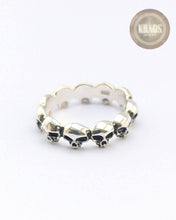 Cargar imagen en el visor de la galería, Anillo calaveras 1
