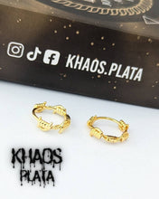 Cargar imagen en el visor de la galería, Aros argolla de púas acabada en oro 18k par
