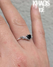 Cargar imagen en el visor de la galería, Anillo corazón demonio zirconia cubica ajustable
