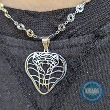 Cargar imagen en el visor de la galería, Colgante cobra
