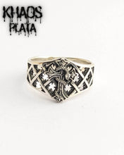 Cargar imagen en el visor de la galería, Anillo cruz y serpiente 2
