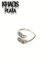 Cargar imagen en el visor de la galería, Anillo manos calavera ajustable
