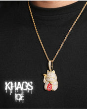 Cargar imagen en el visor de la galería, Colgante maneki-neko zirconia cubica
