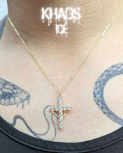 Cargar imagen en el visor de la galería, Collar cruz con corona zirconia cubica acabado en oro 18K
