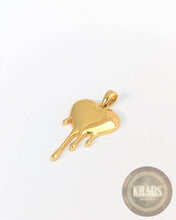 Cargar imagen en el visor de la galería, Colgante corazón goteando acabado en oro 18 k
