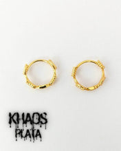 Cargar imagen en el visor de la galería, Aros argolla de púas acabada en oro 18k par
