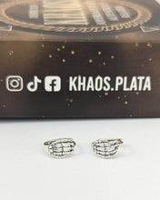Cargar imagen en el visor de la galería, Aros argolla mano calavera par
