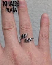 Cargar imagen en el visor de la galería, Anillo manos calavera ajustable
