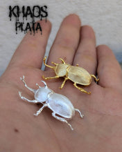 Cargar imagen en el visor de la galería, Escarabajo acabado en oro 18k
