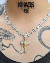 Cargar imagen en el visor de la galería, Colgante cruz y serpiente moissanita
