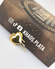 Cargar imagen en el visor de la galería, Colgante corazón goteando acabado en oro 18 k
