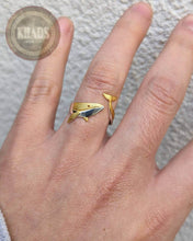 Cargar imagen en el visor de la galería, Anillo ballena ajustable acabado en oro 18k

