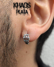 Cargar imagen en el visor de la galería, Aros argolla mano calavera par
