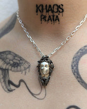 Cargar imagen en el visor de la galería, Colgante medusa
