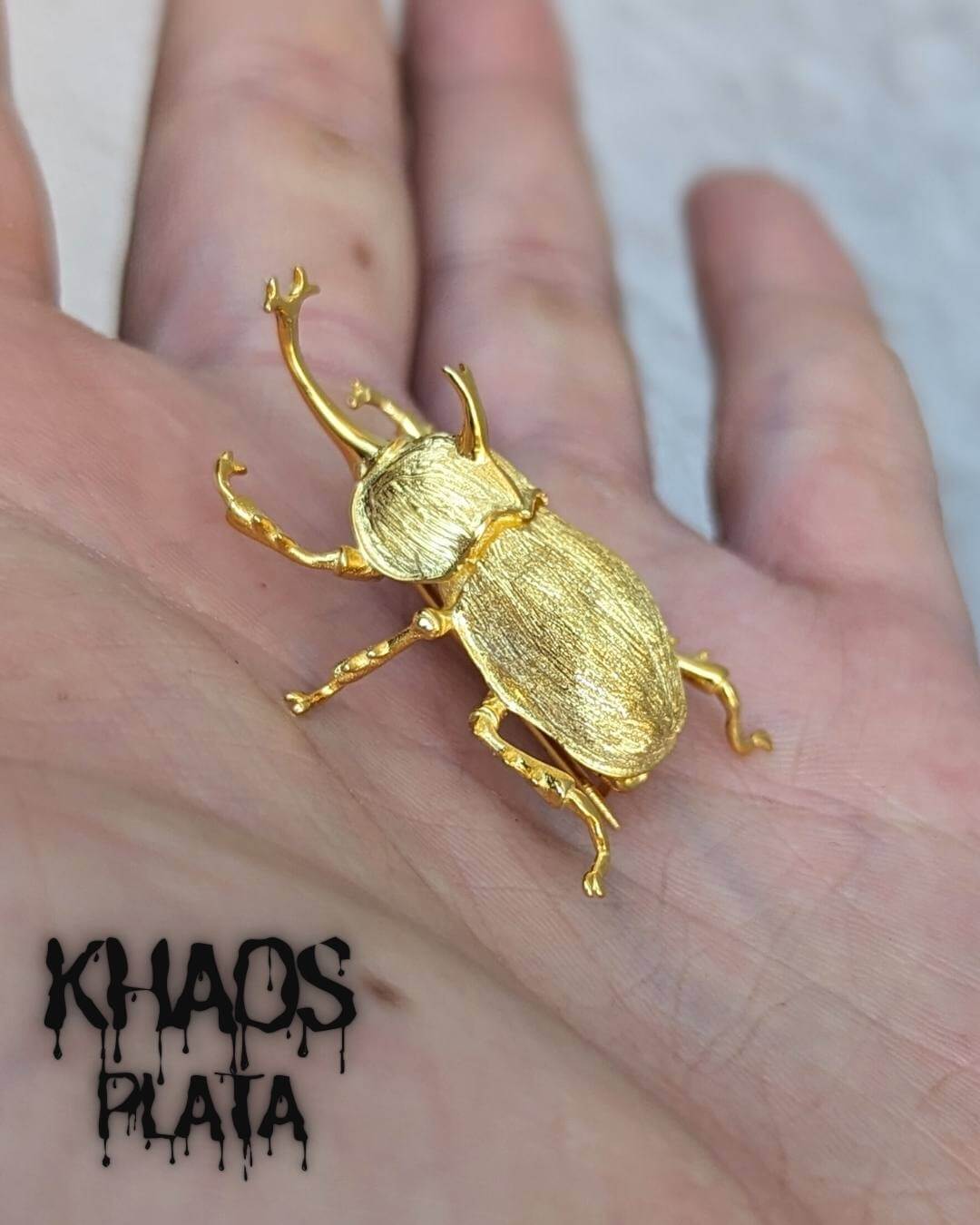 Escarabajo acabado en oro 18k