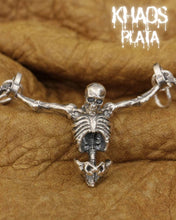 Cargar imagen en el visor de la galería, Colgante calavera perpetúa
