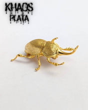 Cargar imagen en el visor de la galería, Escarabajo acabado en oro 18k
