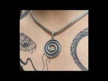 Cargar y reproducir el video en el visor de la galería, Colgante snake Uzumaki
