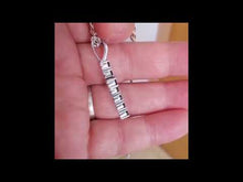 Cargar y reproducir el video en el visor de la galería, Colgante cruz zirconia cubica negra
