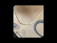 Cargar y reproducir el video en el visor de la galería, Cadena cinta 3 mm/45 cms acabado en oro 18k
