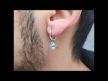 Cargar y reproducir el video en el visor de la galería, Aros argolla corazón zirconia cubica par
