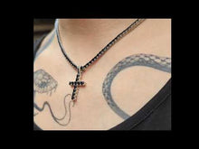 Cargar y reproducir el video en el visor de la galería, Colgante cruz zirconia cubica negra
