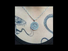 Cargar y reproducir el video en el visor de la galería, Colgante vegvisir valknut doble
