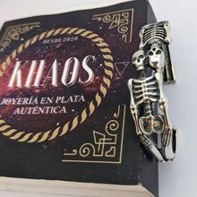 Cargar imagen en el visor de la galería, Brazalete calaveras 2
