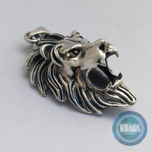 Cargar imagen en el visor de la galería, Colgante león grande
