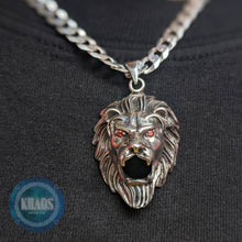 Cargar imagen en el visor de la galería, Colgante león grande
