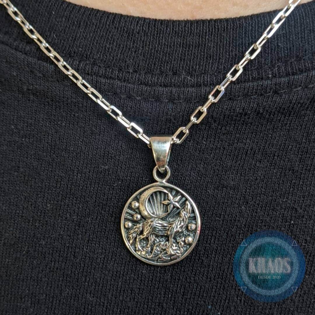 Lobo Aullando a la Luna