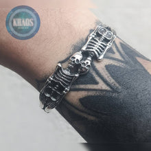 Cargar imagen en el visor de la galería, Brazalete calaveras 2
