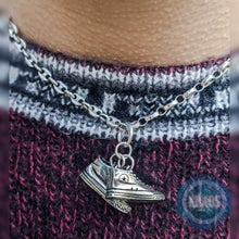 Cargar imagen en el visor de la galería, Colgante converse
